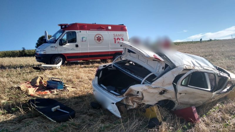 Ap&oacute;s capotar, carro para em lavoura e tr&ecirc;s homens ficam feridos. &mdash; Foto: Corpo de Bombeiros/ND