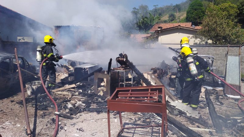 Inc&ecirc;ndio destr&oacute;i casa de madeira em Brusque – Foto: Divulga&ccedil;&atilde;o/Corpo de Bombeiros Militar de Brusque