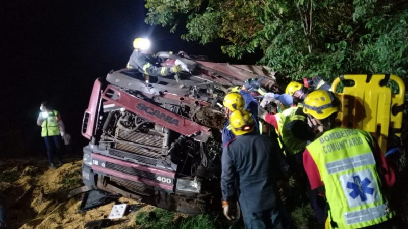 O motorista ficou preso &agrave;s ferragens em Romel&acirc;ndia. &mdash; Foto: Corpo de Bombeiros/SAMU/ND