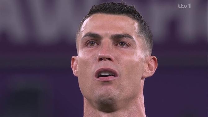 Cristiano Ronaldo se emociona durante execução do hino de Portugal na Copa do Mundo