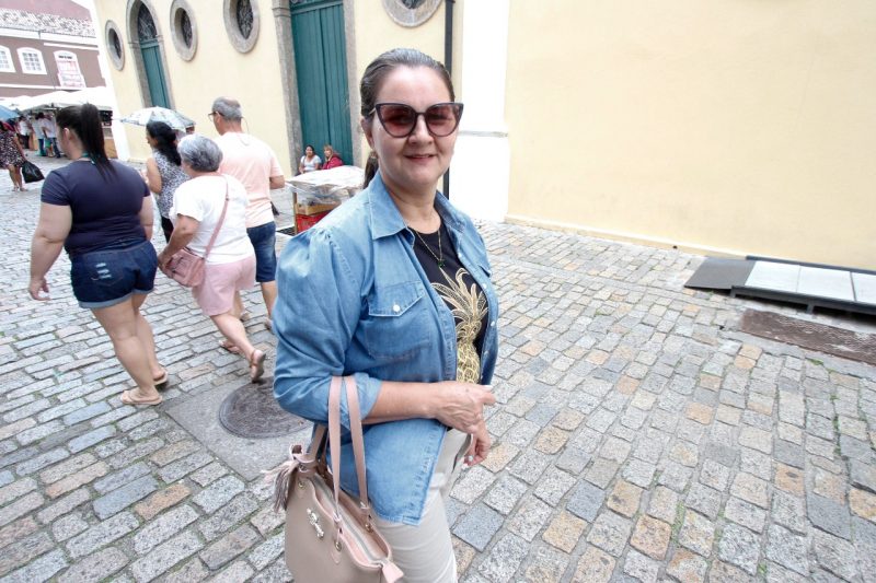 Professora Cristina Pedroso da Silva, que j&aacute; est&aacute; de olho em ofertas – Foto: Leo Munhoz/ND