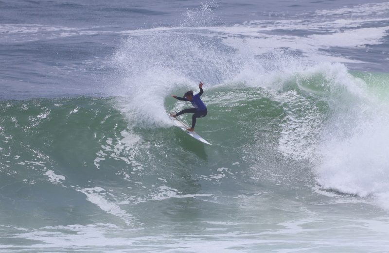 Daniella Rosas conquistando mais uma vit&oacute;ria nas ondas de Punta Rocas – Foto: Anderson Vidal / ZSports