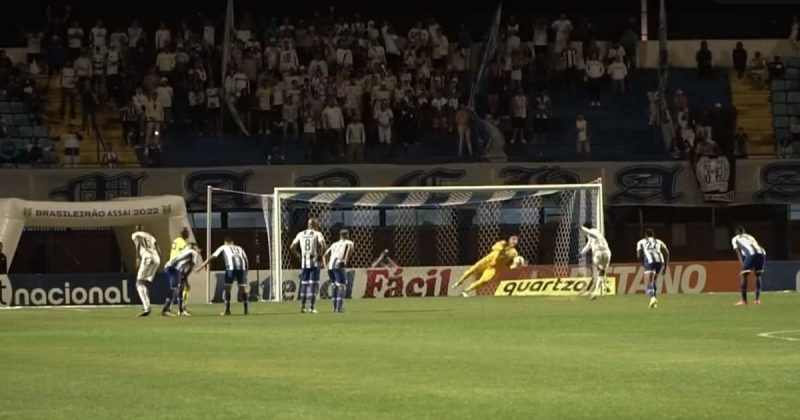 Avaí: Vladimir pega pênalti e ainda faz defesa incrível no rebote