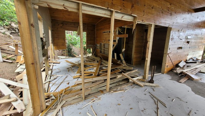 edifica&ccedil;&atilde;o tinha cerca de 140m&sup2;, al&eacute;m de deck, e ficava de frente para o mar da Praia do Defunto, no Sul de Florian&oacute;polis – Foto: PMF/Divulga&ccedil;&atilde;o/ND