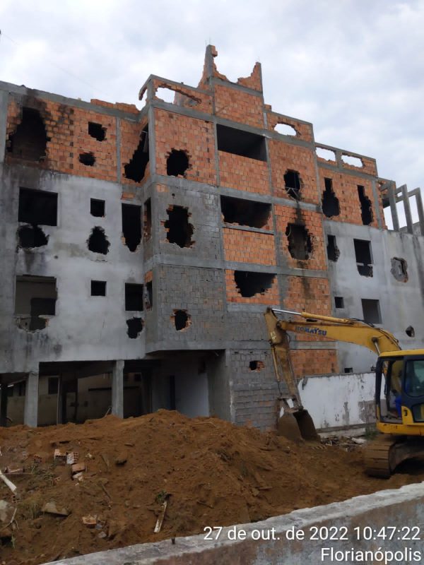 No final de outubro, tamb&eacute;m foi realizada a demoli&ccedil;&atilde;o total de um pr&eacute;dio de quatro andares no bairro Ingleses, no Norte da Ilha – Foto: PMF/Divulga&ccedil;&atilde;o/ND