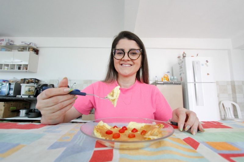 Dienefer Souza dos Santos, m&atilde;e de tr&ecirc;s filhos, sabe como &eacute; dif&iacute;cil manter a boa alimenta&ccedil;&atilde;o – Foto: Leo Munhoz/ND