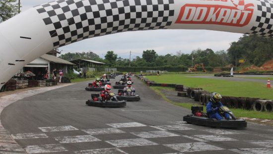 Corrida clandestina tem até plateia sem máscara em kartódromo no DF