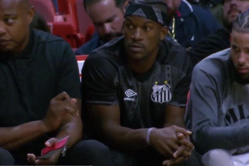 Jimmy Butler ficou de fora do jogo do Miami Heat contra o Sacramento Kings e deu uma moral para o Santos &agrave; beira da quadra – Foto: Reprodu&ccedil;&atilde;o/NBA