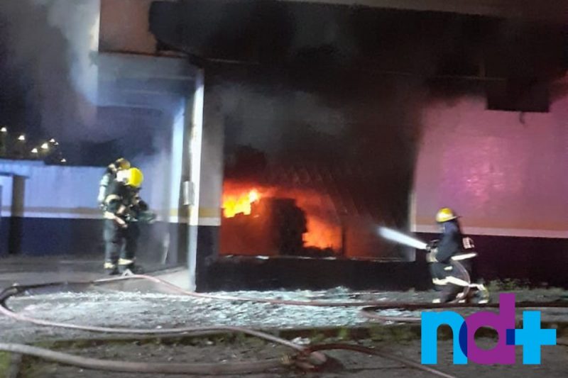 Inc&ecirc;ndio aconteceu na noite de segunda-feira (14), no bairro Paranaguamirim – Foto: Gladionor Ramos/NDTV