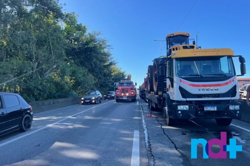 Acidente aconteceu na manh&atilde; desta ter&ccedil;a-feira (15) e interditou faixas da BR-101 – Foto: Felipe Bambaca/NDTV