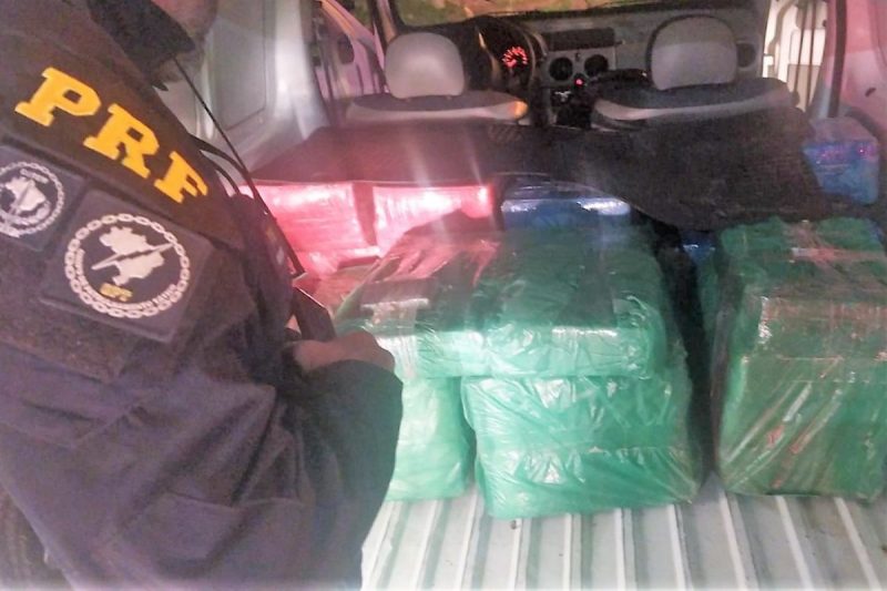 Droga foi apreendida na BR-101, na noite de segunda-feira (14) – Foto: PRF/Divulga&ccedil;&atilde;o/ND