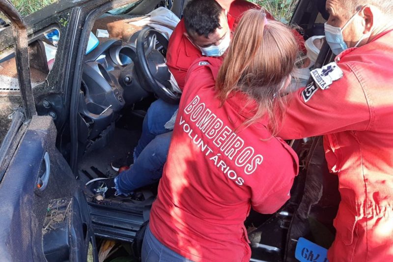 Acidente aconteceu na manh&atilde; desta quinta-feira (17), na SC-415 – Foto: Bombeiros/Divulga&ccedil;&atilde;o/ND