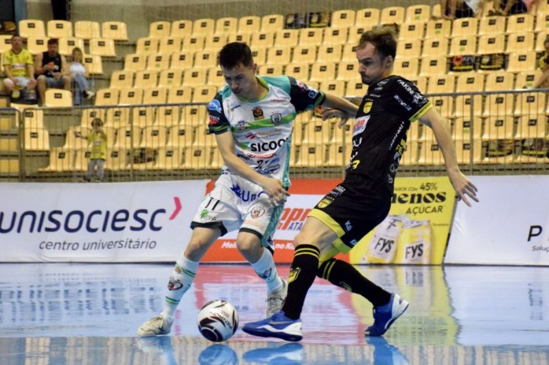 Com dois de Felipe e um de Neto, Jaragu&aacute; vira e garante vit&oacute;ria para cima do Curitibanos – Foto: Lucas Pavin/Jaragu&aacute; Futsal/Divulga&ccedil;&atilde;o/ND