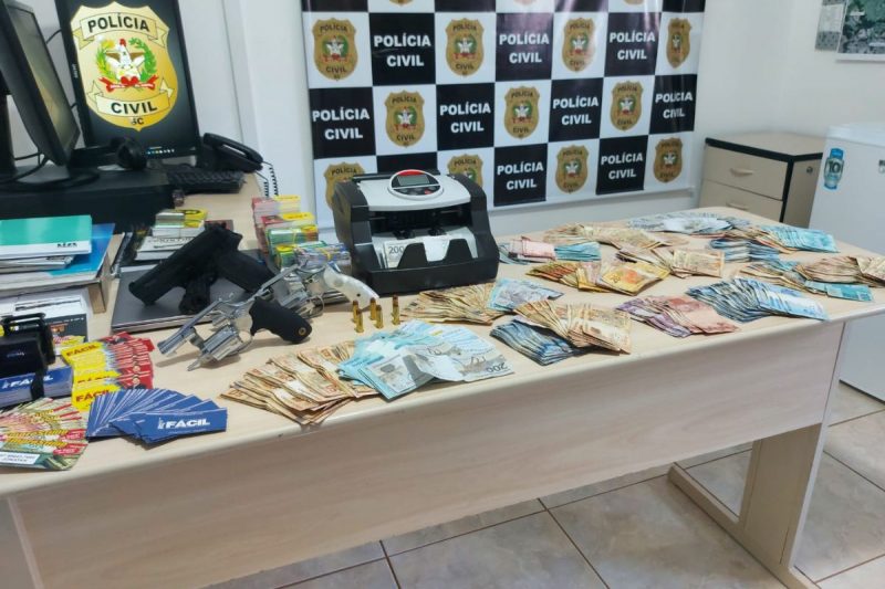 Opera&ccedil;&atilde;o aconteceu na manh&atilde; desta sexta-feira e apreendeu dinheiro, armas e material utilizado pelos criminosos – Foto: Pol&iacute;cia Civil/Divulga&ccedil;&atilde;o/ND