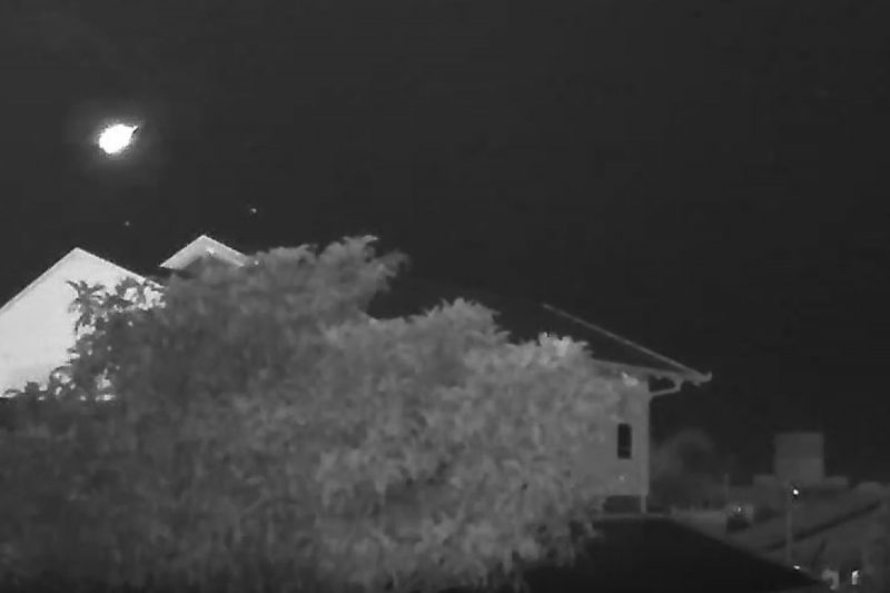 Meteorito foi flagrado na madrugada de sexta-feira (18) – Foto: Reprodu&ccedil;&atilde;o/Instagram