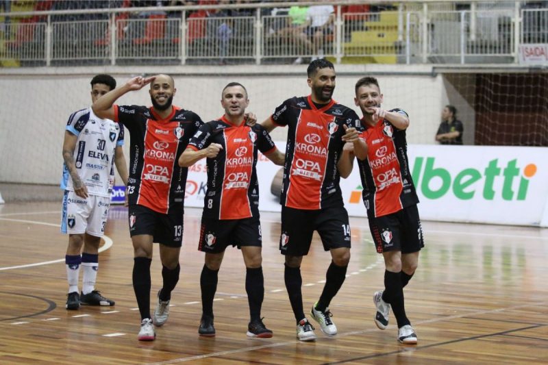 JEC Futsal goleou o S&atilde;o Francisco e fechou primeira fase sem saber o que &eacute; perder – Foto: Juliano Schmidt/JEC Futsal/Divulga&ccedil;&atilde;o/ND