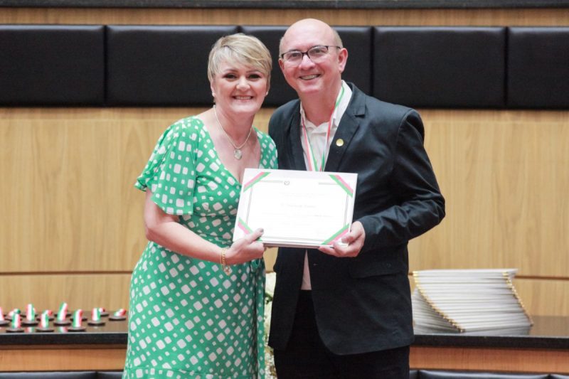 Padre Dulcio Araujo recebeu a Comenda do Legislativo Catarinense na segunda-feira (21) – Foto: Vicente Schmitt /Ag&ecirc;ncia AL