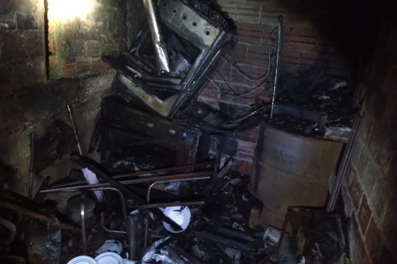 Inc&ecirc;ndio destruiu c&ocirc;modo da casa que guardava v&aacute;rios m&oacute;veis e objetos – Foto: Bombeiros Militares/Divulga&ccedil;&atilde;o/ND