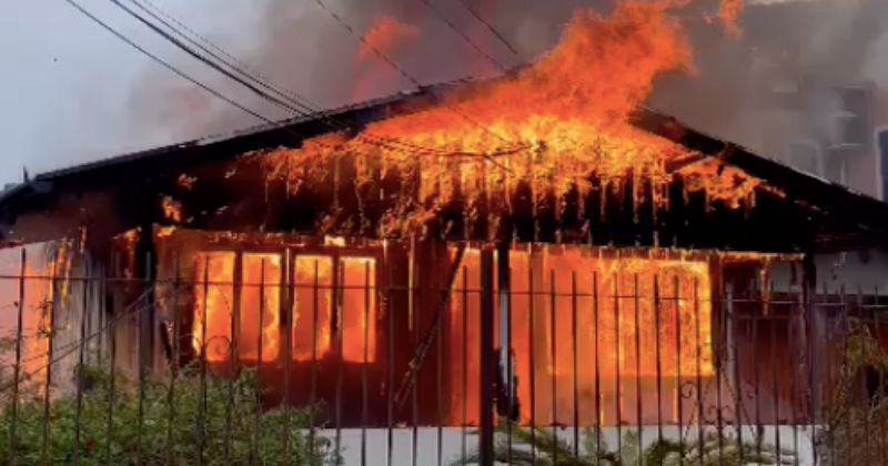 Casa foi tomada pelas chamas – Foto: Keverson Lemos/Reprodu&ccedil;&atilde;o/ND
