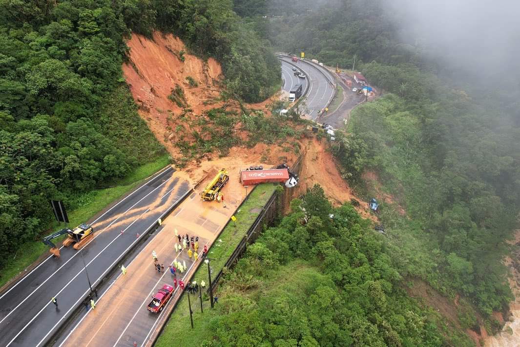 Cars were buried and trucks were swept away by the force of the landslide - Government PR/Divulgação/ND