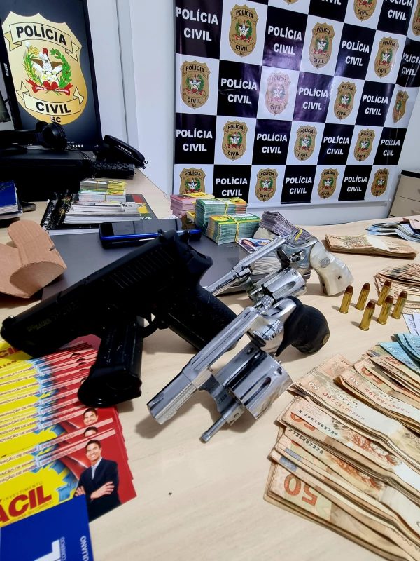 Armas, m&aacute;quina de contar dinheiro e documentos tamb&eacute;m foram apreendidos – Foto: Pol&iacute;cia Civil/Divulga&ccedil;&atilde;o/ND