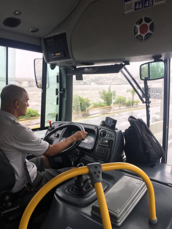 Motorista do &ocirc;nibus admite estar ‘acostumado’ com a situa&ccedil;&atilde;o – Foto: Diogo de Souza/ND