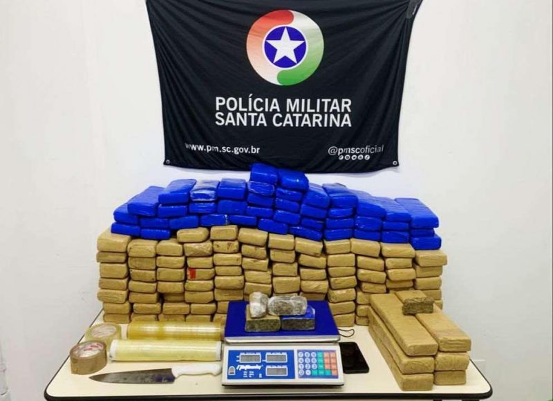 Mais de 100 kg de maconha foram apreendidos em Blumenau na noite desta ter&ccedil;a-feira (8) – Foto: Divulga&ccedil;&atilde;o/PMSC/ND