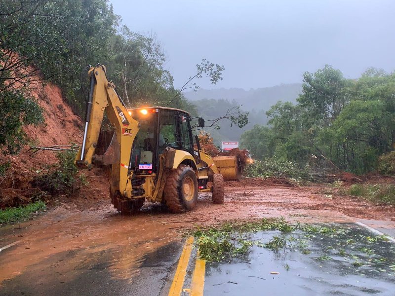 Parte da BR-280 desmorona no Norte de SC por causa das chuvas e trecho é  interditado, Santa Catarina