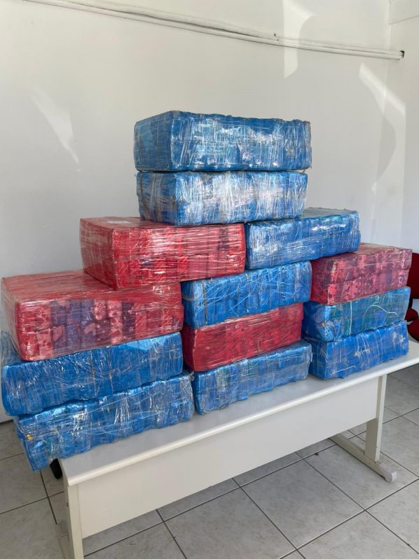 Droga foi apreendida por for&ccedil;a policial conjunta – Foto: PRF/Divulga&ccedil;&atilde;o/ND