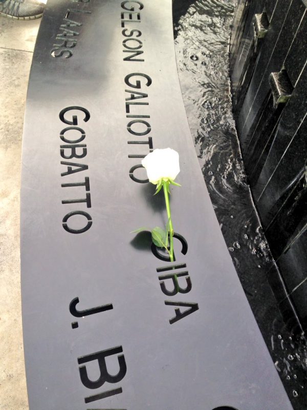 Fonte de &aacute;gua ao lado da Arena Cond&aacute; leva o nome de v&iacute;timas – Foto: Eduardo Flor&atilde;o/ND