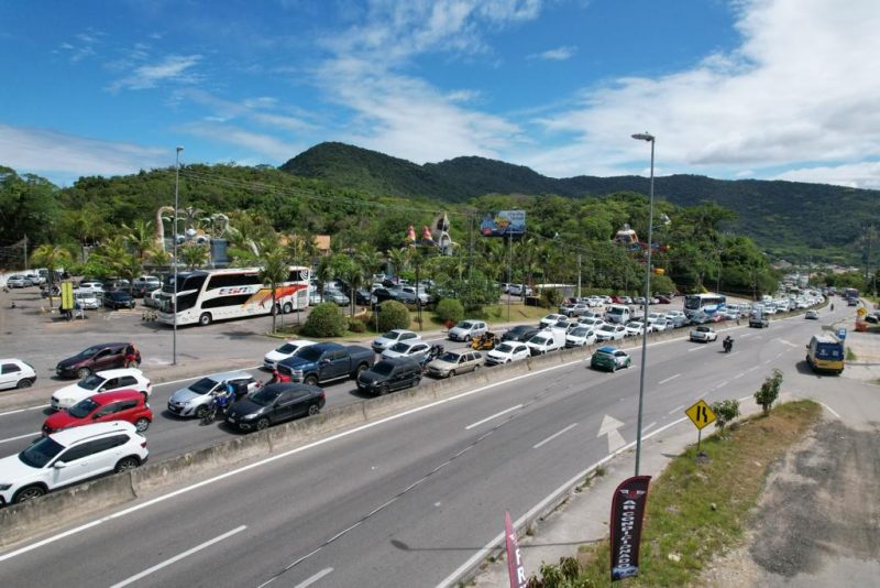 Moradores enfrentaram mais de uma hora de fila em trecho de 1km – Foto: Roberto Dummer/Divulga&ccedil;&atilde;o/ND