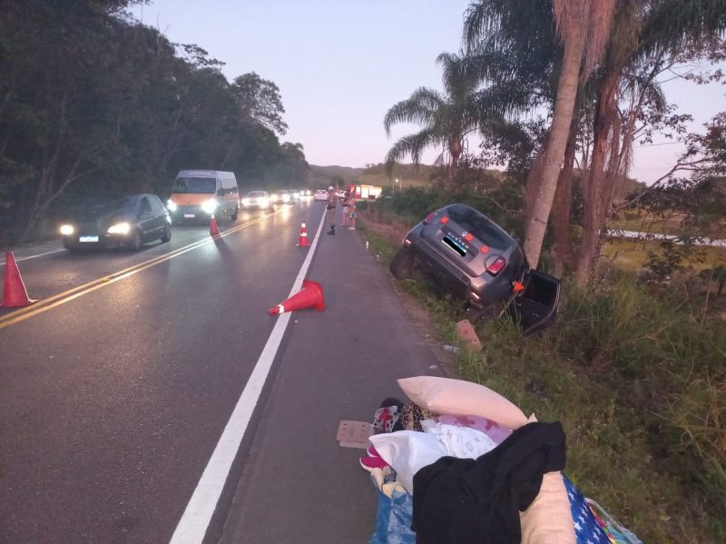 Ve&iacute;culo seguia sentido a Guaratuba (PR) quando saiu da pista – Foto: Divulga&ccedil;&atilde;o/ND