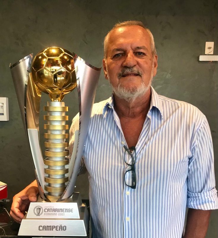 Presidente do Ava&iacute; Kindermann, Edison Roberto de Souza com o trof&eacute;u do d&eacute;cimo segundo t&iacute;tulo conquistado em 2021 – Foto: divulga&ccedil;&atilde;o avai kindermann