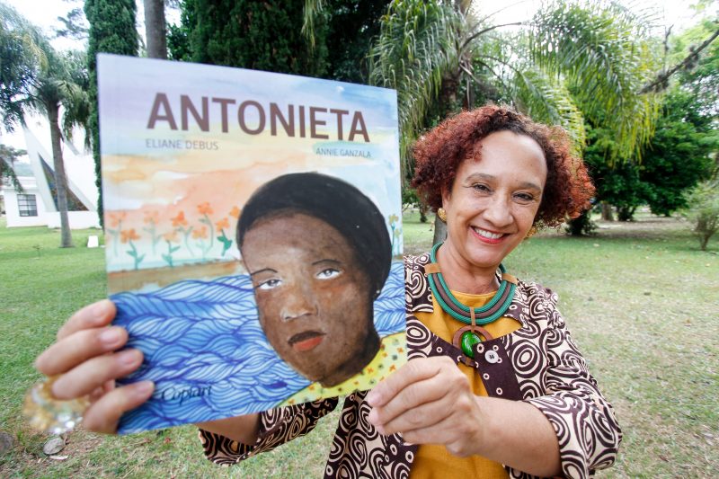 A professora Eliane Debus &eacute; refer&ecirc;ncia nacional na pesquisa sobre literatura da inf&acirc;ncia – Foto: Leo Munhoz/ND
