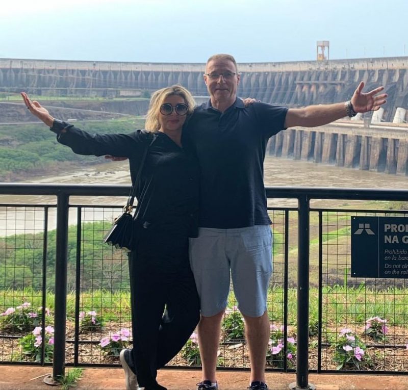 Edinar &Aacute;vila, ex-esposa de Miguel Abuhab, em foto com Nelson Coelho – Foto: Internet