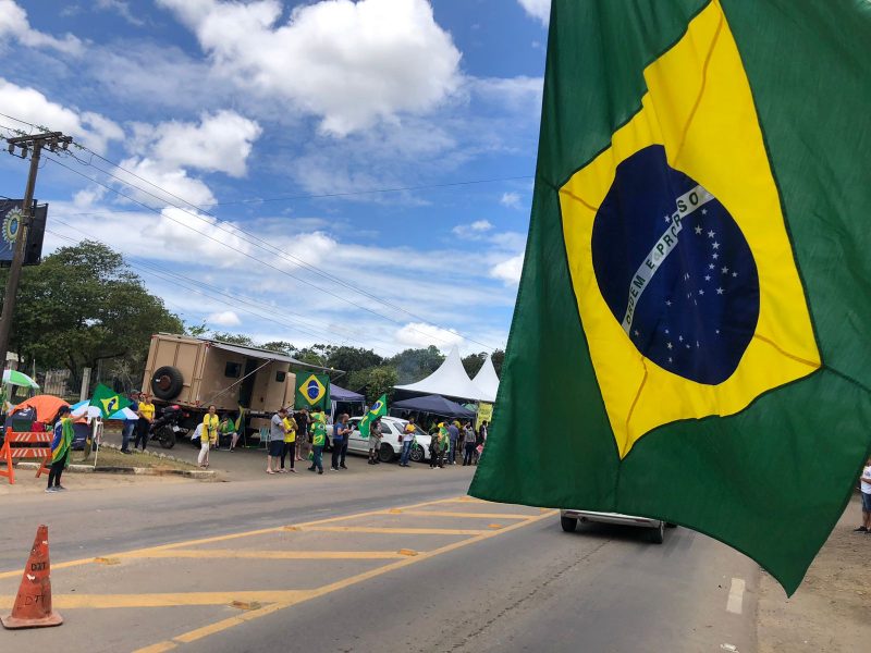 Homem amea&ccedil;a manifestantes em Crici&uacute;ma, &eacute; preso e alega ter usado maconha – Foto: Renam Meinen/NDTV