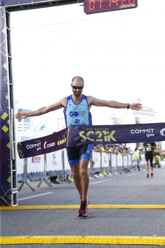 Ga&uacute;cho Rodrigo Franco C&eacute;zar foi o campe&atilde;o do Masculino nos 21 km da SC21K em Florian&oacute;polis – Foto: Ricardo Ventura Fotografia/ND