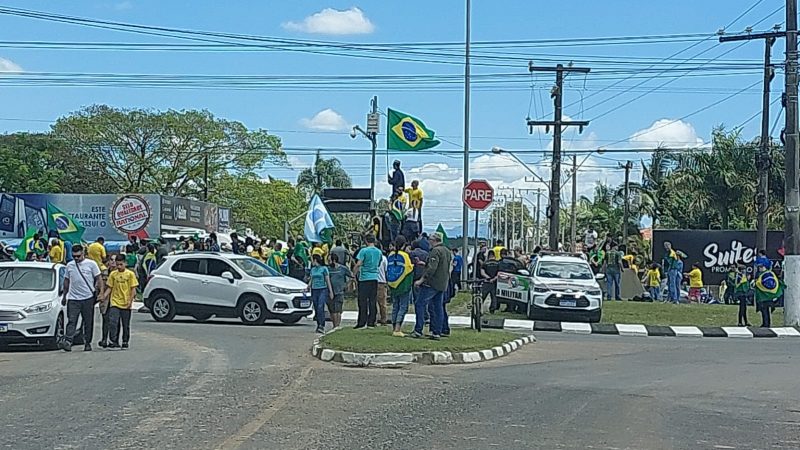 Sob olhar atento das for&ccedil;as policiais os manifestantes protestaram nas proximidades do quartel do ex&eacute;rcito em Crici&uacute;ma. – Foto: F&aacute;bio Dall&oacute;