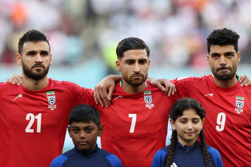 Jogadores do Irã ficaram em silêncio durante o hino na partida contra a Inglaterra na estreia da equipe na Copa do Mundo 2022 &#8211; Foto: Fadel Senna / AFP