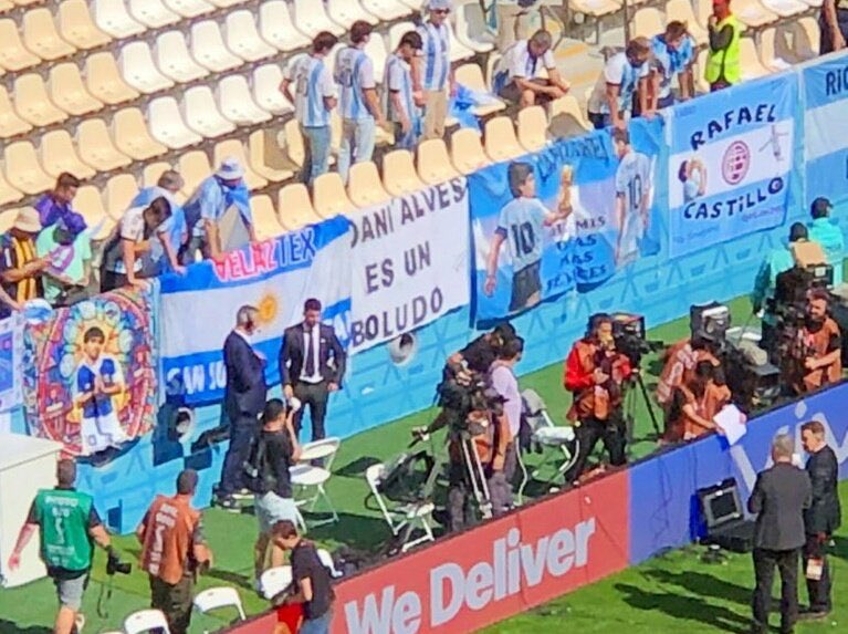 'Daniel Alves es un boludo', diz faixa da torcida da Argentina