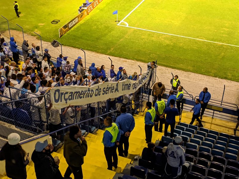 “Or&ccedil;amento de S&eacute;rie A, time de S&eacute;rie D”, diz faixa da torcida do Ava&iacute; – Foto: Ian Sell/ND
