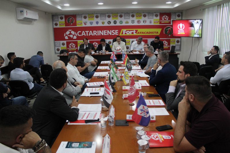 Dirigentes dos clubes durante reuni&atilde;o que definiu mudan&ccedil;a no regulamento do Catarinense 2023. – Foto: FCF/Divulga&ccedil;&atilde;o/ND