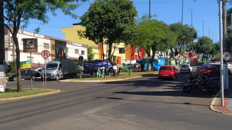 O grupo, que fica na Avenida Get&uacute;lio Vargas, carrega faixas e bandeiras que pedem auditoria das elei&ccedil;&otilde;es e a&ccedil;&atilde;o das for&ccedil;as armadas. &mdash; Foto: Felipe Kreusch/NDTV