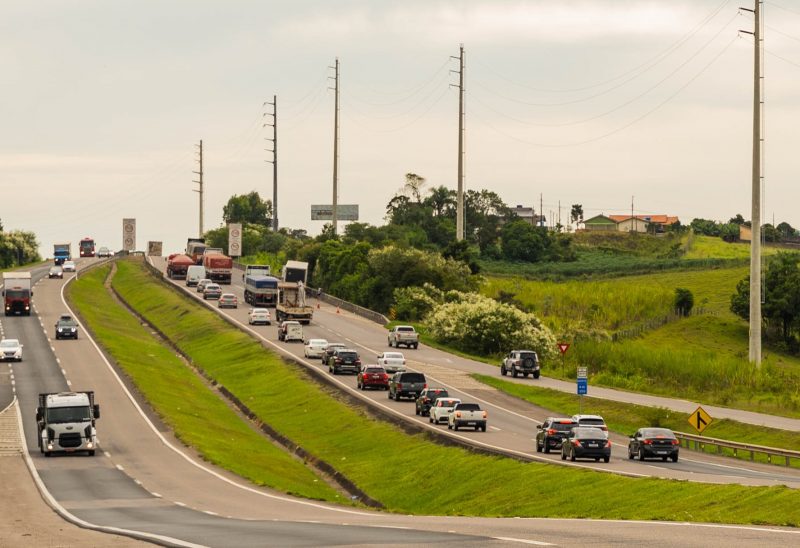 Segundo a Pol&iacute;cia Rodovi&aacute;ria Federal somente na BR-101, quatro pontos apresentavam tr&acirc;nsito intenso por volta das 11h em Santa Catarina. – Foto: CCR ViaCosteira/Divulga&ccedil;&atilde;o/ND
