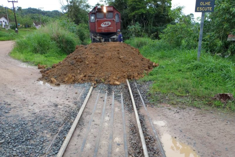 Ferrovia foi bloqueada em Corup&aacute; – Foto: Internet/Reprodu&ccedil;&atilde;o
