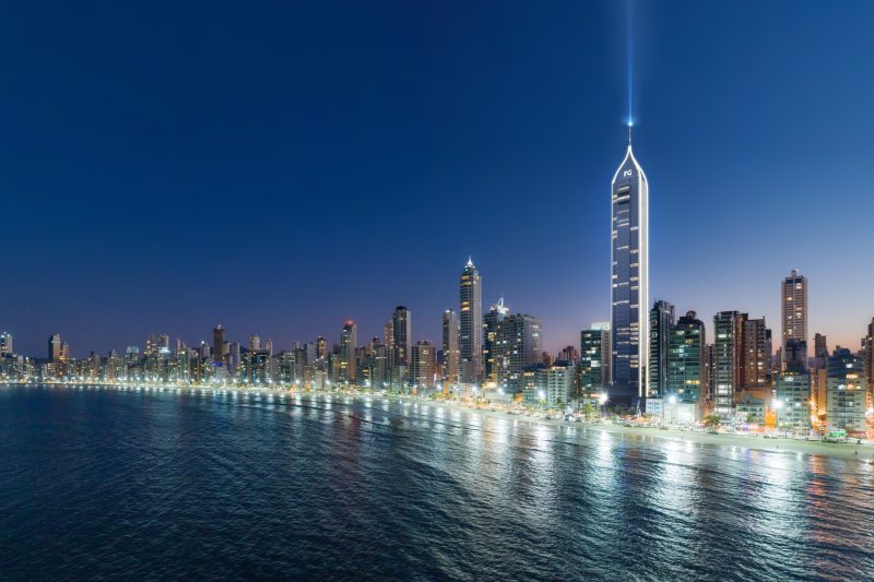 Imagem panorâmica da Praia Central de Balneário Camboriú, com vários de seus imóveis aos fundos