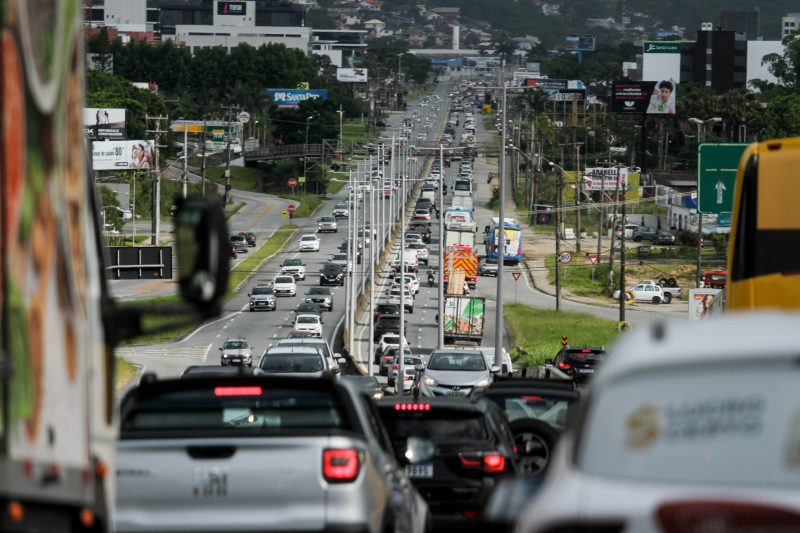Grande Florianópolis registra trânsito intenso na sexta-feira que antecede o Natal