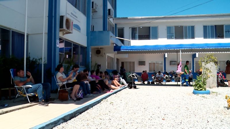 Prazo para matr&iacute;cula de novos alunos na rede municipal s&oacute; come&ccedil;a na quinta-feira (17), mas pais j&aacute; acampam em frente &agrave;s escolas desde segunda-feira (14) – Foto: Almir Rodrigues/NDTV