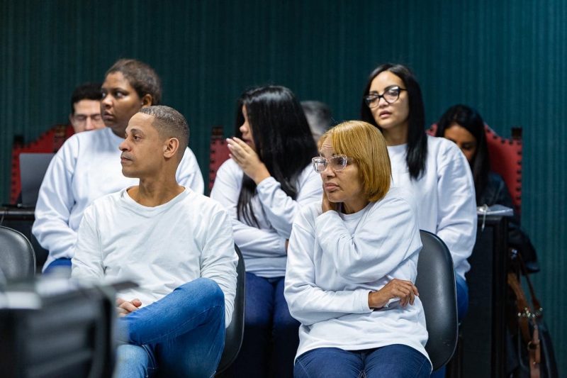 Filho afetivo de Flordelis presta depoimento por videoconfer&ecirc;ncia, apesar de estar no f&oacute;rum – Foto: Brunno Dantas/TJRJ