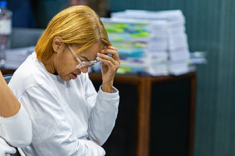 Um dos mais longos do Brasil, o julgamento da morte do pastor Anderson do Carmo condenou a ex-deputada federal Flordelis a 50 anos de pris&atilde;o, no &uacute;ltimo domingo (13). Testemunhas do processo acusaram Flordelis de tentar envenenar o ex-marido e simular rea&ccedil;&otilde;es teatrais ao reagir &agrave; morte dele. J&aacute; a ex-parlamentar chorou nas audi&ecirc;ncias, alegou inoc&ecirc;ncia e disse acreditar que os abusos que ocorriam na sua casa haviam motivado o crime. Relembre os depoimentos marcantes do caso analisado pelo Tribunal do J&uacute;ri de Niter&oacute;i durante sete dias – Foto: Brunno Dantas/TJ-RJ/ 07.11.2022